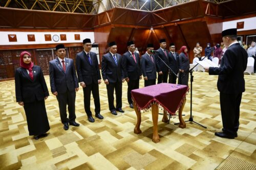 Pj Guberbur Aceh Achmad Marzuki melantik dan pengambilan sumpah Pejabat Pimpinan Tinggi Pratama atau eselon II Lingkungan Pemerintah Aceh, di Anjong Mon Mata Pendopo Gubernur Aceh, Selasa sore (2/1/2024)