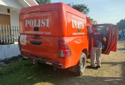 Tim Inafis Polresta Banda Aceh melakukan identifikasi di lokasi pembunuhan wanita paruh baya asal Kota Sabang, di dalam rumahnya di Gampong Kajhu, Baitussalam, Aceh Besar, Selasa pagi (2/1/2024). (Foto: Dok. Polresta Banda Aceh)