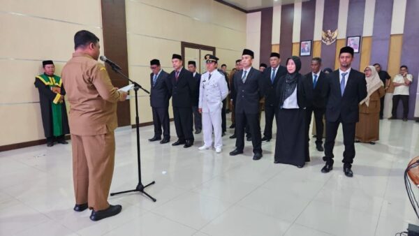 Sekda Aceh Besar Sulaimi melantik 19 pejabat Administrator dan Pengawas di Aula Lantai III Kantor Bupati Aceh Besar, Selasa sore (2/1)