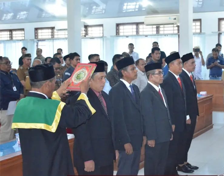 Pj Bupati Pidie Wahyudi Adisiswanto melantik lima Komisioner KIP Pidie Periode 2023-2028 di Oproom Setdakab setempat, Selasa (2/1/2024)