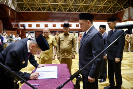 Pj Gubernur Aceh Achmad Marzuki melantik Dr Munawar A Jalil sebagai Kadis Pendidikan Dayah Aceh di Anjong Mon Mata Banda Aceh, Selasa sore (2/1)