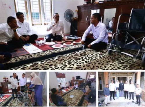 Kadis Sosial Aceh Muslem Yacob saat menyerahkan kursi roda untuk anak penderita lumpuh DMD di Banda Aceh, Jum'at (5/1)