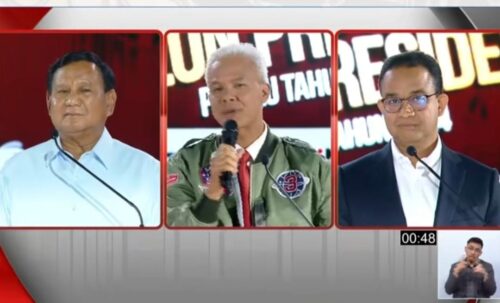 Capres nomor urut 3 Ganjar Pranowo beradu gagasan dengan capres nomor urut 1 Anies Baswedan dan capres nomor urut 2 Prabowo Subianto saat debat capres di Istora Senayan, Jakarta, Ahad malam (7/1/2024)