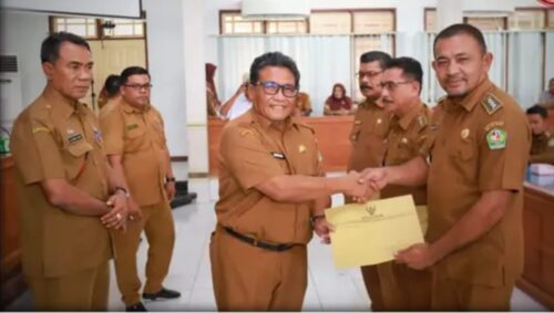 Pj Bupati Pidie Wahyudi Adisiswanto menyerahkan secara simbolis dokumen pagu dana desa tahun 2024 untuk 730 Gampong