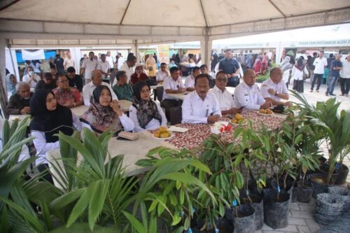 Asisten II Setda Aceh Mawardi didampingi Kadistanbun Aceh Cut Huzaimah dan Kepala SKPA terkait menghadiri Pembukaan Pasar Tani Aceh Tahun 2024 dan Peresmian Asosiasi Pasar Tani Aceh di Lokasi Expo Bank Aceh, kawasan Lampineung Banda Aceh, Rabu (10/1/2024)