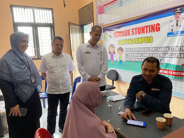 Kadis Registrasi Kependudukan Aceh Drs T Syarbaini MSi melakukan pemantauan program Jemput Bola (Jebol) yang dijalankan Dinas Kependudukan dan Pencatatan Sipil (Disdukcapil) Banda Aceh di Gampong Lampulo, Rabu (10/1)