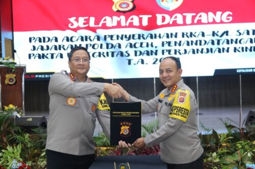 Kapolda Aceh Irjen Pol Achmad Kartiko menyerahkan DIPA Dokumen RKA 2024 kepada Kapolresta Banda Aceh Kombes Pol Fahmi Irwan Ramli, Kamis (11/1)
