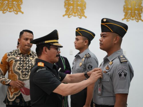 Kakanwil Kemenkumham Aceh Meurah Budiman melantik 18 PNS pada, Jum'at (12/1) di aula Bangsal Garuda
