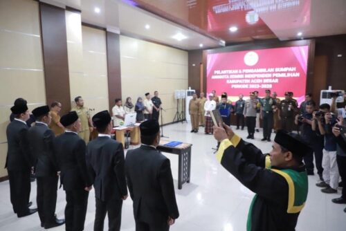 Pj Bupati Aceh Besar Muhammad Iswanto melantik dan mengambil sumpah anggota KIP Aceh Besar periode 2023-2028 di aula Sanusi Wahab, Kantor Bupati Aceh Besar, Selasa (16/1/2024)