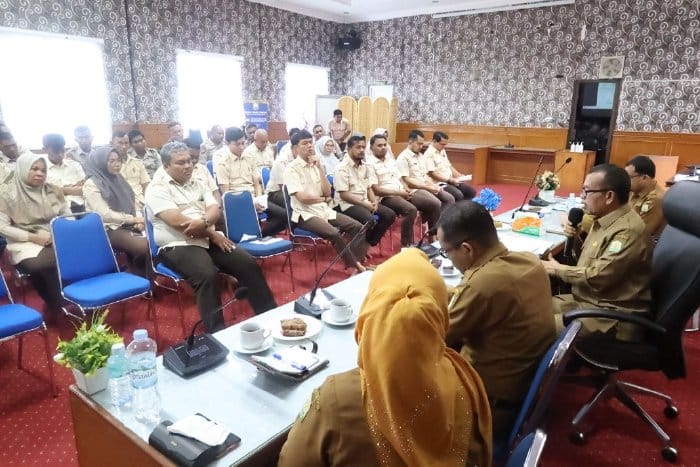Kadis Sosial Aceh Muslem Yacob saat memimpin evaluasi tenaga kontrak tahun 2024 di aula dinas setempat, Senin, 15 Januari 2024