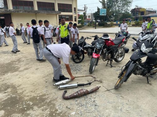 Sat Lantas Polres Langsa melakukan razia pelajar yang menggunakan sepeda motor berknalpot brong