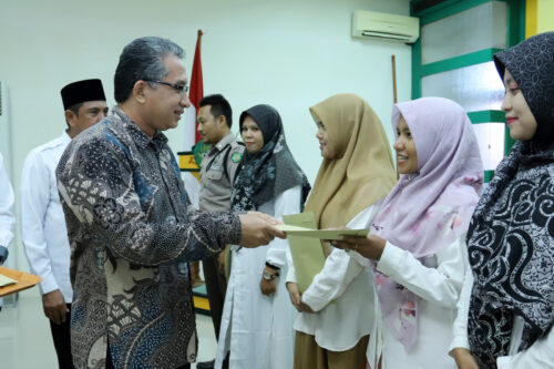 Wakil Rektor II UIN Ar-Raniry Prof Dr Khairuddin MAg UIN menyerahkan SK Perpanjangan Kontrak kepada 207 Pegawai Pemerintah Non Pegawai Negeri (PPNPN) Tahun 2024, Selasa (16/1)
