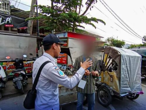 Petugas Dishub Banda Aceh menertibkan juru parkir liar modal pluit