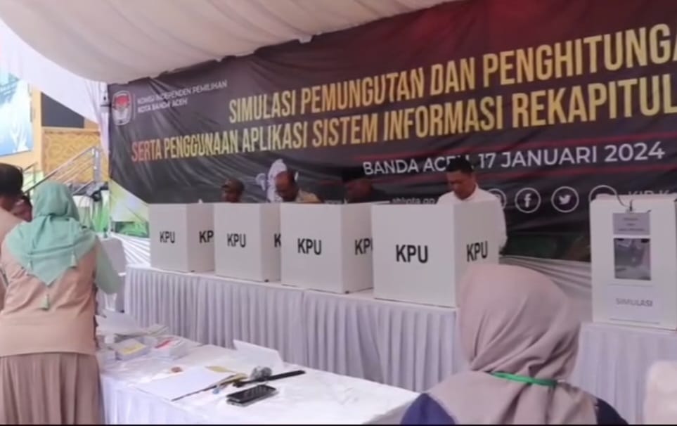 Simulasi Pemungutan dan Penghitungan Suara di TPS serta Penggunaan Aplikasi Sistem Informasi Rekapitulasi (Sirekap) Pemilu 2024 yang diinisiasi KIP Banda Aceh, Rabu (17/1) di Taman Bustanussalatin (Taman Sari)