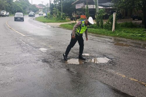 Kondisi ruas jalan nasional Banda Aceh - Medan saat ini banyak yang rusak dan berlubang seperti di wilayah Kabupaten Aceh Timur