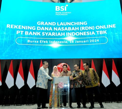 Dirut BSI Hery Gunardi, Dirut BEI Iman Rachman, Direktur Pengaturan dan Pengembangan Perbankan Syariah OJK Nyimas Rohmah, Dirut KPEI Iding Pardi dan Dirut KSEI Samsul Hidayat meluncurkan pembukaan Rekening Dana Nasabah (RDN) Online Bank Syariah Pertama di Bursa Efek Indonesia, Jakarta, Selasa (16/1)
