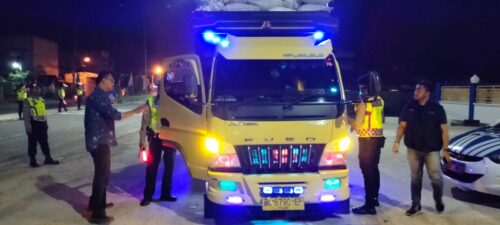 Personel Polres Lhokseumawe menggelar razia di jalan lintas Medan - Banda Aceh di depan terminal bus, Desa Meunasah Mee, Kandang, Kecamatan Muara Dua, Lhokseumawe, Kamis malam (18/1/2024)