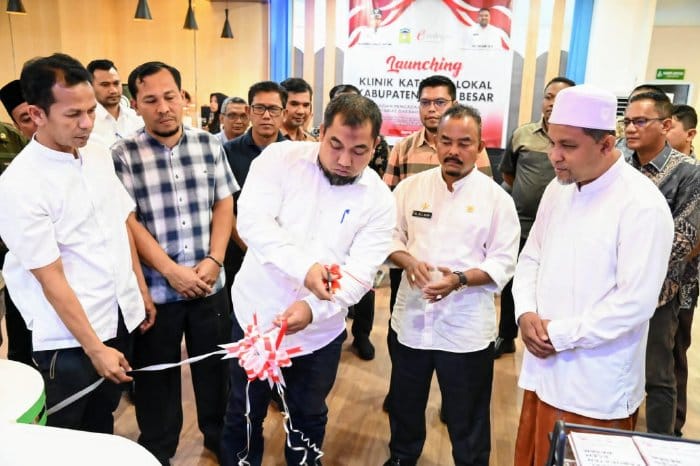Pj Bupati Aceh Besar Muhammad Iswanto memotong pita pada acara launching E-Katalog lokal Aceh Besar di Gedung Mal Pelayanan Publik (MPP) Lambaro, Ingin Jaya, Aceh Besar, Jum'at (19/1/2024)