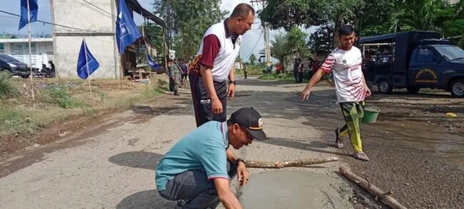 Forkopimcam dan masyarakat Kuta Baro Aceh Besar menambal jalan yang rusak parah di Jalan Blang Bintang Lama, Jum'at (19/1/2024)