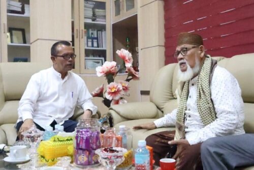 Kadis Sosial Aceh Muslem Yacob menerima kunjungan ulama kharismatik Aceh Tgk H Nuruzzahri Yahya atau akrab disapa Waled Nu