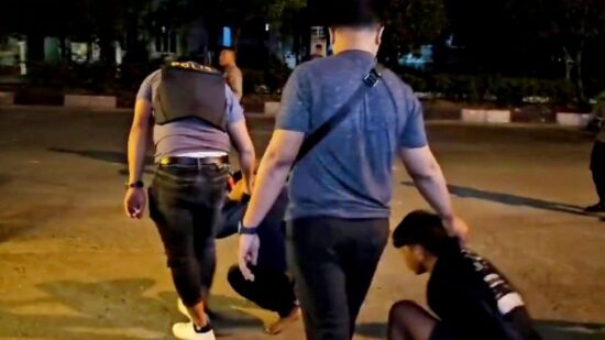 Polisi menangkap sekelompok remaja yang terlibat pembacokan dua warga di sebuah warung kopi kawasan Lamgugob, Kecamatan Syiah Kuala, Banda Aceh, pada Ahad dini hari (21/1/2024)