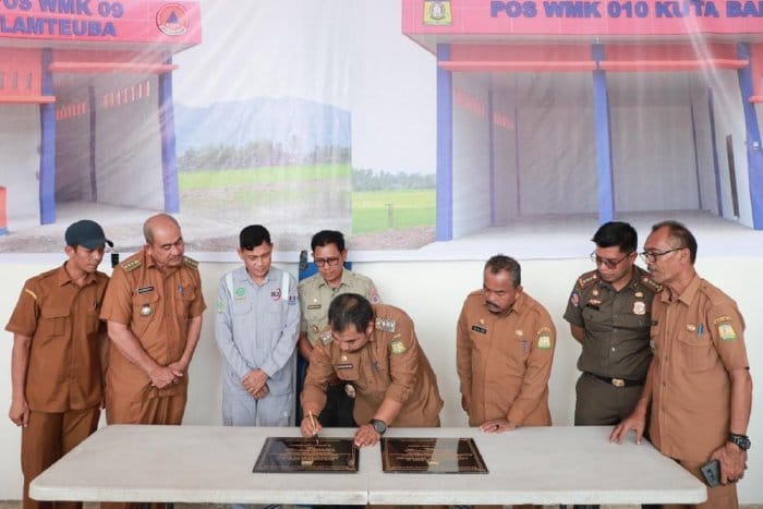 Pj Bupati Aceh Besar Muhammad Iswanto didampingi Asisten ll Sekdakab Aceh Besar M Ali SSos MSi dan Kalaksa BPBD Aceh Besar Ridwan Jamil dan Kepala OPD terkait melakukan peresmian dan penandatanganan prasasti Pos Damkar WMK 09 Lamteuba dan WMK 010 Kuta Baro, Senin (22/1)