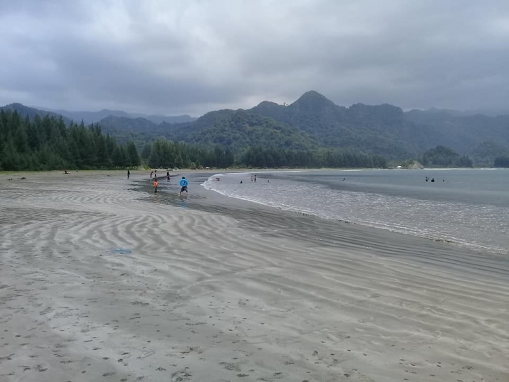 Pantai Riting di pesisir pantai Kecamatan Leupung, Aceh Besar menjadi lokasi wisata paling banyak dikunjungi masyarakat Kota Banda Aceh dan Aceh Besar sendiri awal tahun 2024