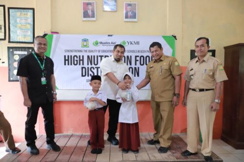Pj Bupati Aceh Besar Muhammad Iswanto didampingi Kadis Pendidikan Aceh Besar Bahrul Jamil dan Abdul Hamid Project Coordinator dari Yayasan Kemanusia Madani Indonesia melakukan monitoring, medical cek up terhadap makanan sehat untuk siswa SD Negeri Lhoknga, Selasa (23/1). (Foto: Dok. Prokopim Aceh Besar)