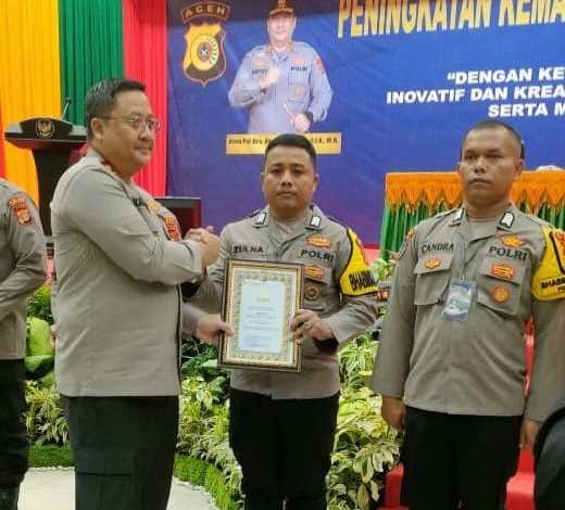 Kapolda Aceh Irjen Pol Achmad Kartiko saat menyerahkan sertifikat penghargaan kepada Bripka Zulna Lisman, Babinkamtibmas terbaik se-Aceh, di Gedung AAC Dayan Dawood Universitas Syiah Kuala Banda Aceh, Selasa (23/1)