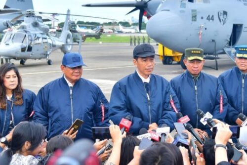Presiden Jokowi didampingi Menhan Prabowo Subianto dan Panglima TNI Jenderal TNI Agus Subiyanto memberikan keterangan pers di Lanud Halim Perdanakusuma, Jakarta, Rabu (24/1)
