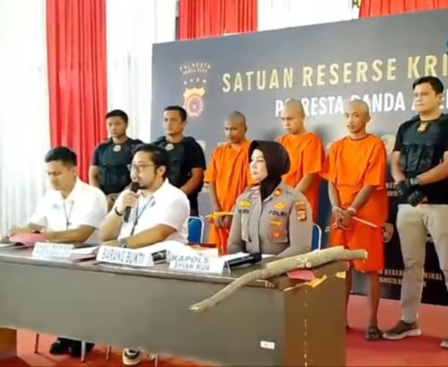 Kasat Reskrim Polresta Banda Aceh Kompol Fadillah Aditya Pratama didampingi Kapolsek Syiah Kuala Iptu Cut Laila Surya, memperlihatkan barang bukti senjata tajam kasus pembacokan dua warga di warkop Benk Kupi gampong Lamgugob, Kecamatan Syiah Kuala, pada konferensi pers di Lapangan Indoor Polresta Banda Aceh, Rabu (24/1)