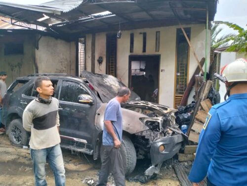 Satu unit mobil Fortuner dan dua sepeda motor ikut terbakar dalam kebakaran dua rumah warga di Gampong Ulee Lueng, Kecamatan Darul Imarah, Aceh Besar, Rabu sore (24/1). (Foto: Dok. BPBD ACEH BESAR)