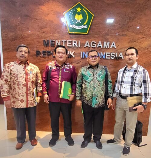 Rektor IAIN Takengon, Prof Zulkarnain didampingi Ketua Senat, Wakil Rektor Bidang Administasi Umum dan Kepala Biro saat berada di Kantor Kemenag RI, Jakarta, Rabu (24/1)