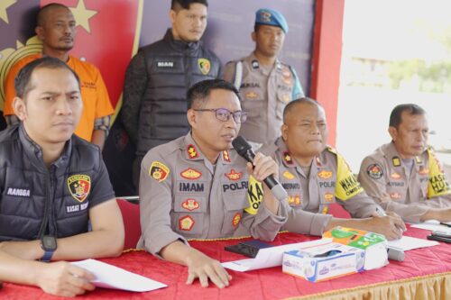 Kapolres Pidie AKBP Imam Asfali mengungkap motif suami bunuh istri, pada konferensi pers di Mapolres Pidie, Kamis (25/1). (Foto: Dok. Polres Pidie)