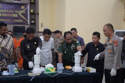 Polres Langsa memusnahkan barang bukti sabu dengan cara diblender yang disita dari 10 tersangka, di aula Adhi Pradana Mapolres setempat, Kamis (25/1). (Foto: Dok. Polres Langsa)