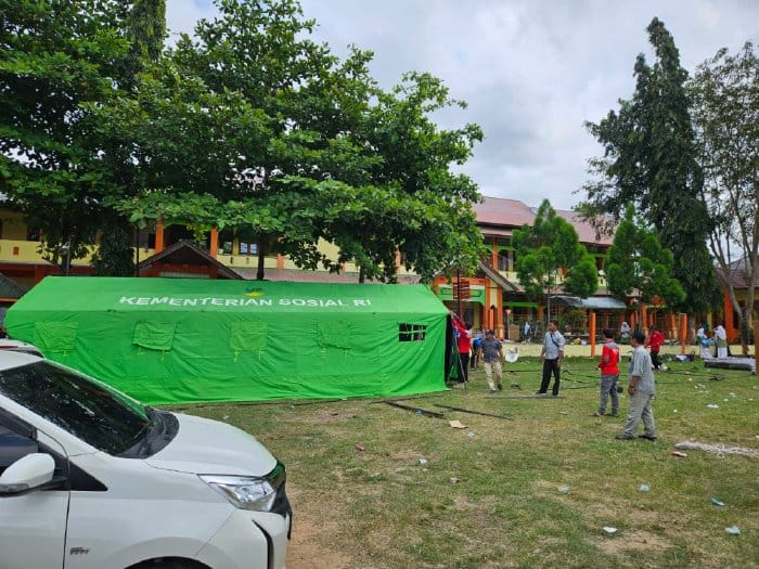Petugas Dinsos Aceh Besar mendirikan tenda induk darurat di lokasi kebakaran, sebagai lokasi alternatif untuk santri Dayah Babul Maghfirah Cot Keu'eung, Kecamatan Kuta Baro, Aceh Besar, Kamis (25/1/2024)