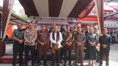 Kajati Aceh Joko Purwanto meluncurkan Gampong Binaan Adhyaksa Peduli Stunting Tahun 2024 sekaligus Pembagian Bantuan Makanan dan Asupan Gizi Bagi Masyarakat Gampong Binaan di Langsa, Kamis (25/1)