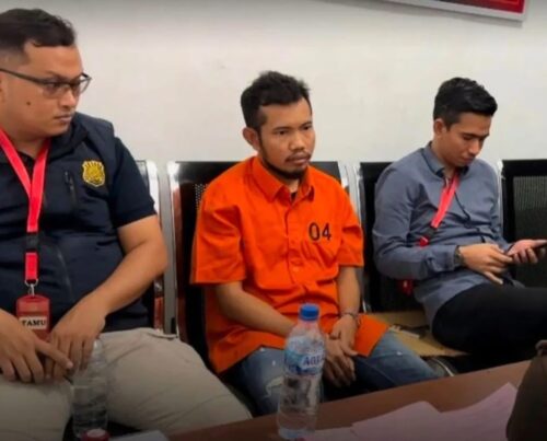 Tiktoker Abu Laot (pakai baju tahanan) saat diserahkan ke jaksa (Dok. Kejari Banda Aceh)