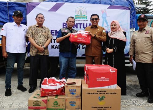 Kadis Sosial Aceh Muslem Yacob menyerahkan bantuan tanggap darurat dari Pemerintah Aceh untuk korban kebakaran Gayo Lues yang diterima Pj Bupati Alhudri, di halaman kantor bupati setempat, Senin (29/1)