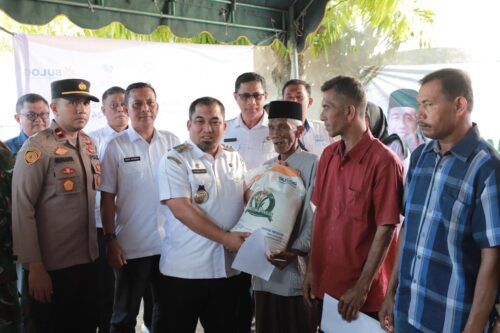 Pj Bupati Aceh Besar Muhammad Iswanto meluncurkan penyaluran bantuan cadangan beras tahap I kepada warga Peukan Bada, yang berlangsung di Kantor PT Pos cabang pembantu, Kecamatan Peukan Bada, Aceh Besar, Rabu (31/1/2024). (FOTO/PROKOPIM SETDAKAB ACEH BESAR)