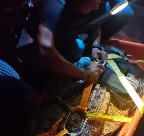 Evakuasi jenazah Muhammad Iqbal, buruh bangunan asal Lampakuk, Aceh Besar, Sabtu malam (13/1) yang meninggal dunia saat bekerja di lantai tiga rumah Yulita, warga Jeulingke, Banda Aceh