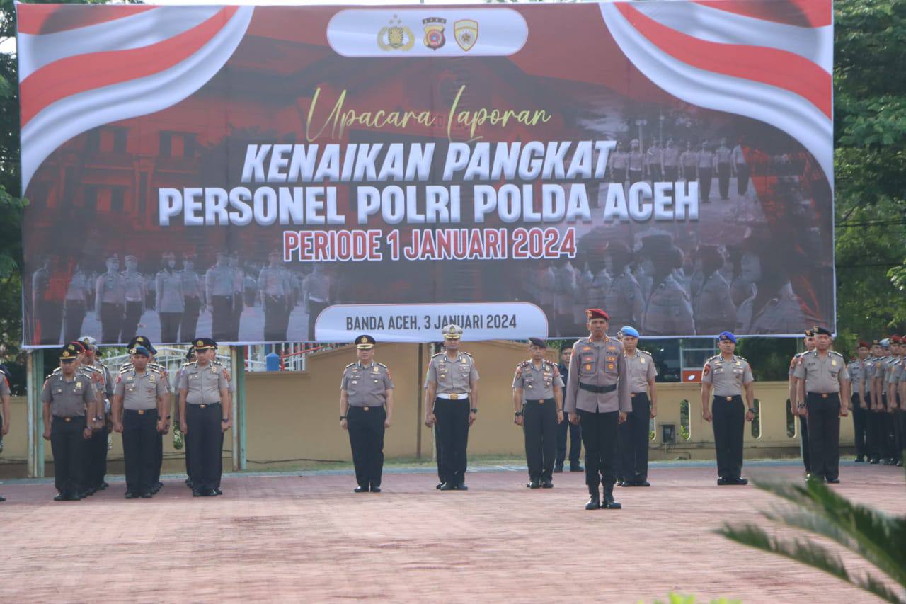 Kapolda Aceh Irjen Pol Achmad Kartiko memimpin upacara laporan kenaikan pangkat personel Polda Aceh periode 1 Januari 2024 di Lapangan Mapolda Aceh, Rabu (3/1)