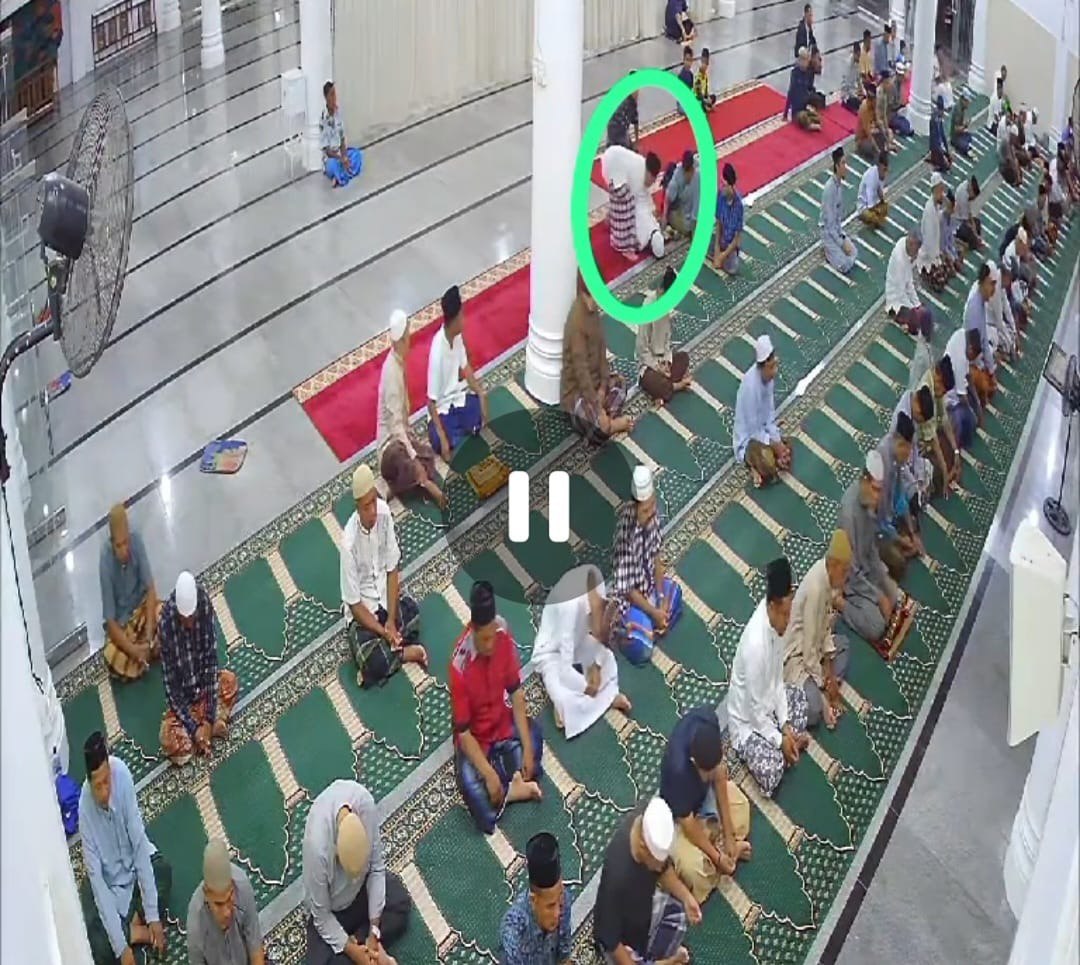 Rekaman CCTV memperlihatkan seorang jamaah shalat subuh berjamaah meninggal dunia saat berzikir di Masjid Hidayatul Islam Teuku Nyak Arief Lamreung, Gampong Meunasah Papeun, Kecamatan Krueng Barona Jaya, Aceh Besar, Kamis pagi, 4 Januari 2024