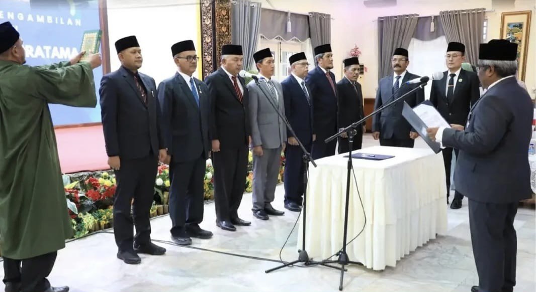 Pj Bupati Aceh Utara Dr Mahyuzar MSi melantik dan mengambil sumpah 9 pejabat pada jabatan pimpinan tinggi pratama atau Eselon II yang menduduki jabatan kepala dinas, badan, asisten dan staf ahli bupati