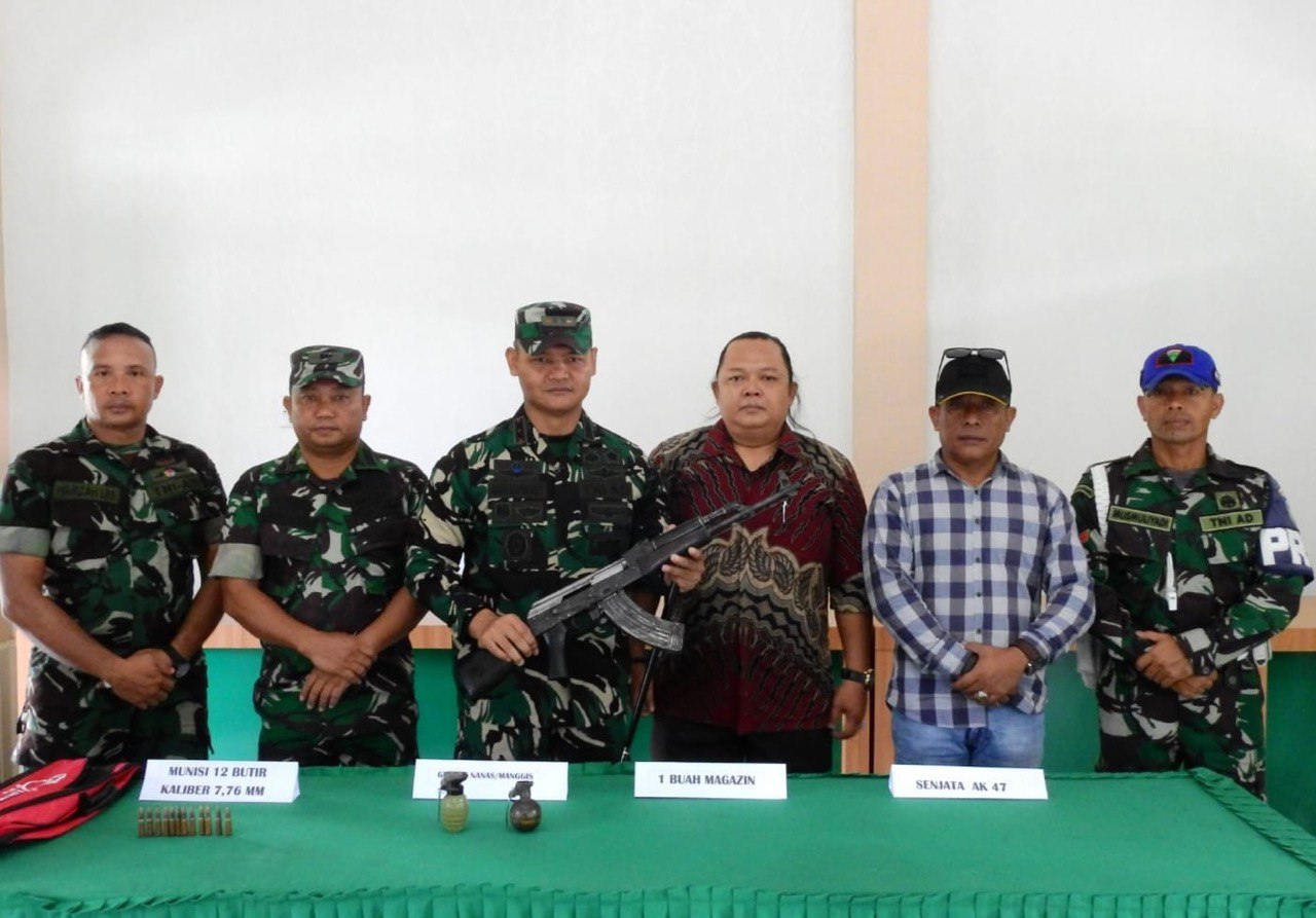 Kodim 0117/Aceh Tamiang menerima satu pucuk senjata api jenis Senjata AK-47 kaliber 12,7 mm, dua buah granat standar dan 12 amunisi Kaliber 7,26 mm