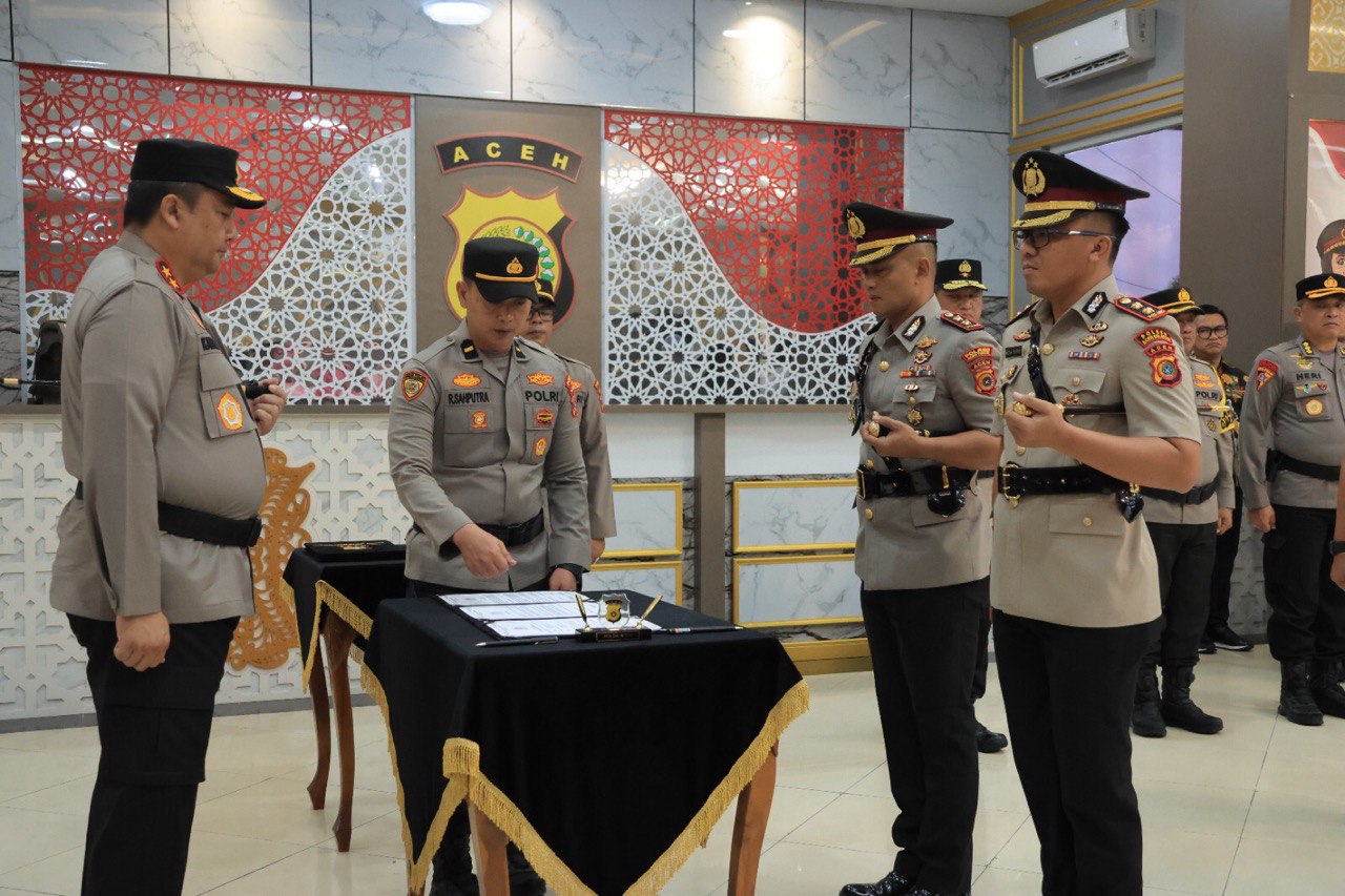 Kapolda Aceh Irjen Pol Achmad Kartiko menjadi Irup pelantikan dan serah terima jabatan Karo Rena Polda Aceh dan 5 Kapolres jajaran, Jum'at (5/1/2024)