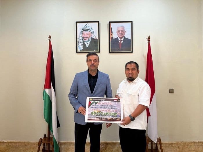 Pj Bupati Aceh Besar Muhammad Iswanto secara simbolis menyerahkan Donasi Peduli Palestina dari Keluarga Besar Dinas Pendidikan Aceh Besar yang diterima Wakil Dubes Palestina Muammar Milhem di Kedutaan Besar Palestina, Jakarta, Jum'at (5/1)