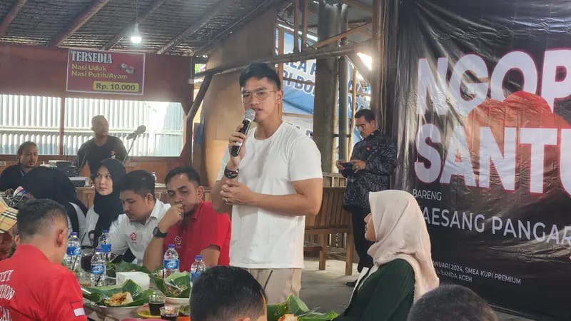 Ketua Partai Solidaritas Indonesia (PSI) Kaesang Pangarep (kiri) pada acara Ngopi Santuy bersama influencer dan komunitas kreatif di Warkop SMEA Premium, kawasan Prada, Kota Banda Aceh, Aceh, Jumat (5/1)