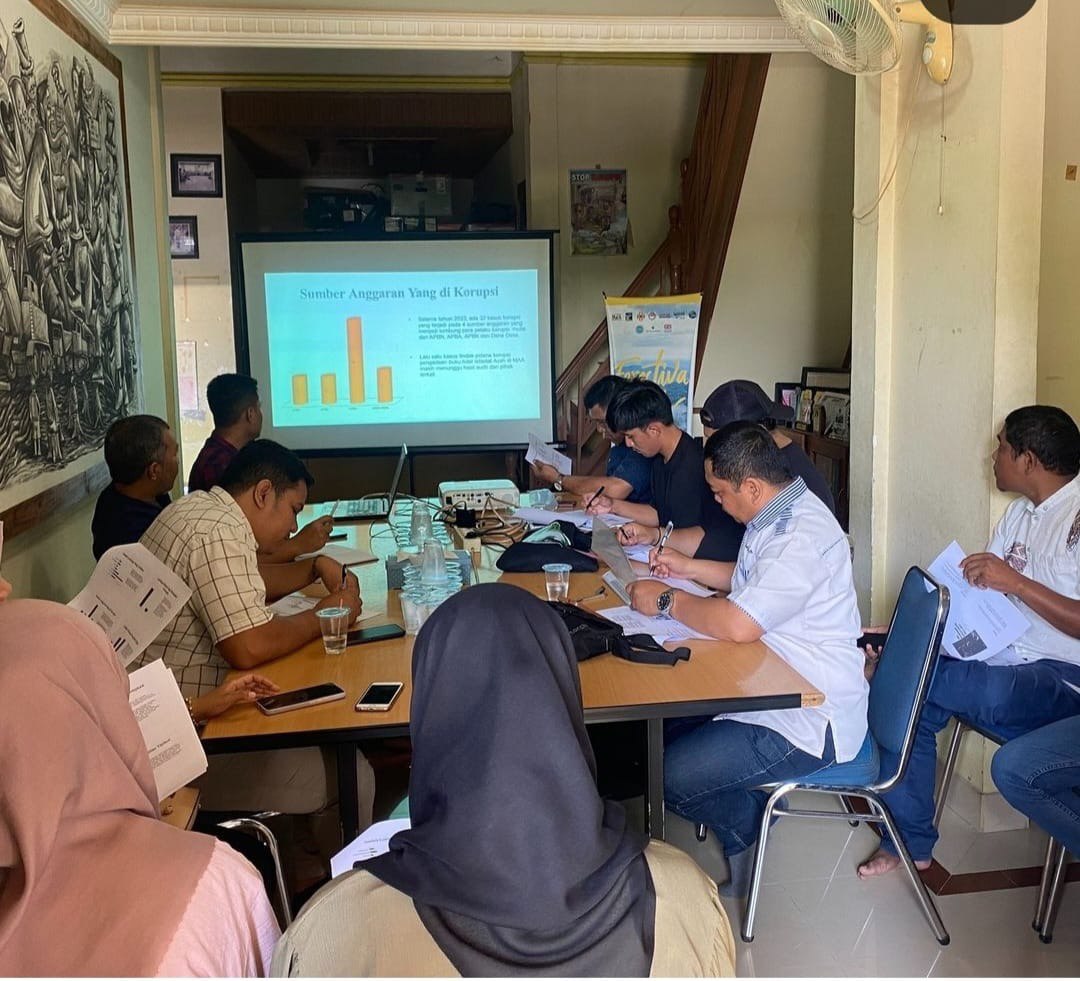 Konferensi pers penyampaian caratan kasus korupsi di Aceh tahun 2023 di kantor Masyarakat Transparansi Aceh (MaTA), Jum'at (5/1)