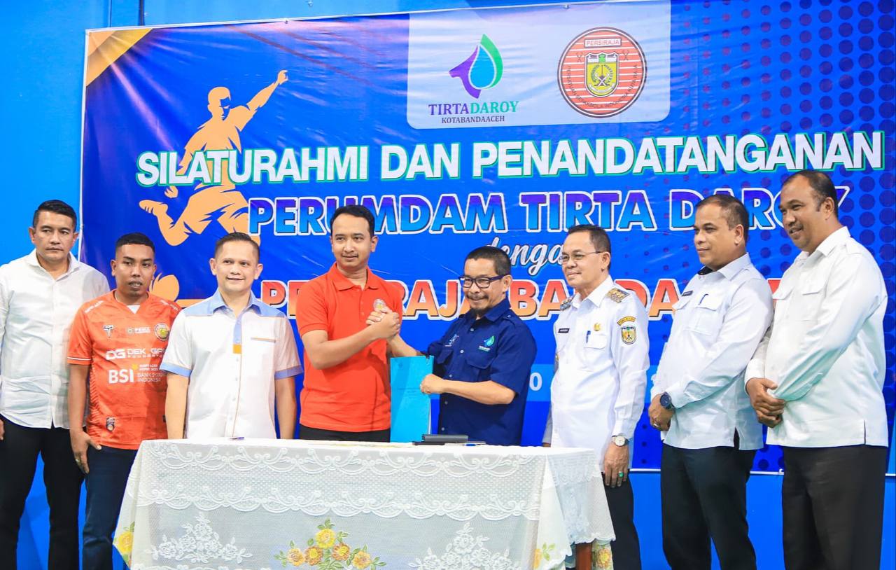 Penandatanganan kesepakatan kerja sama oleh Dirut Perumdam Tirta Daroy T Novizal Aiyub dengan Manager Persiraja Ridha Mafdhul Gidong, Rabu, 10 Januari 2023